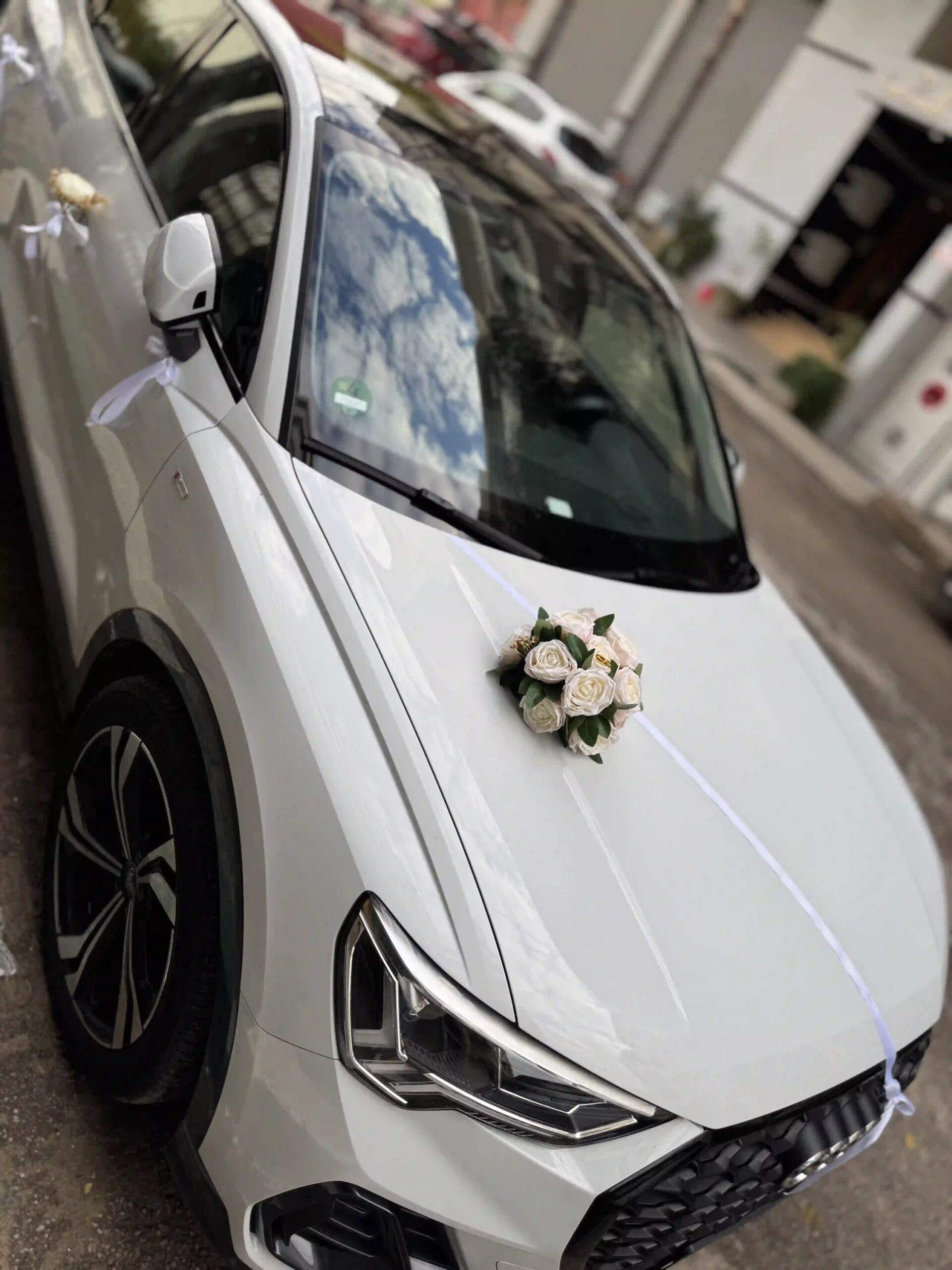 Décoration Florale pour Voiture de Mariage de Luxe - Pack Élégance Blanche