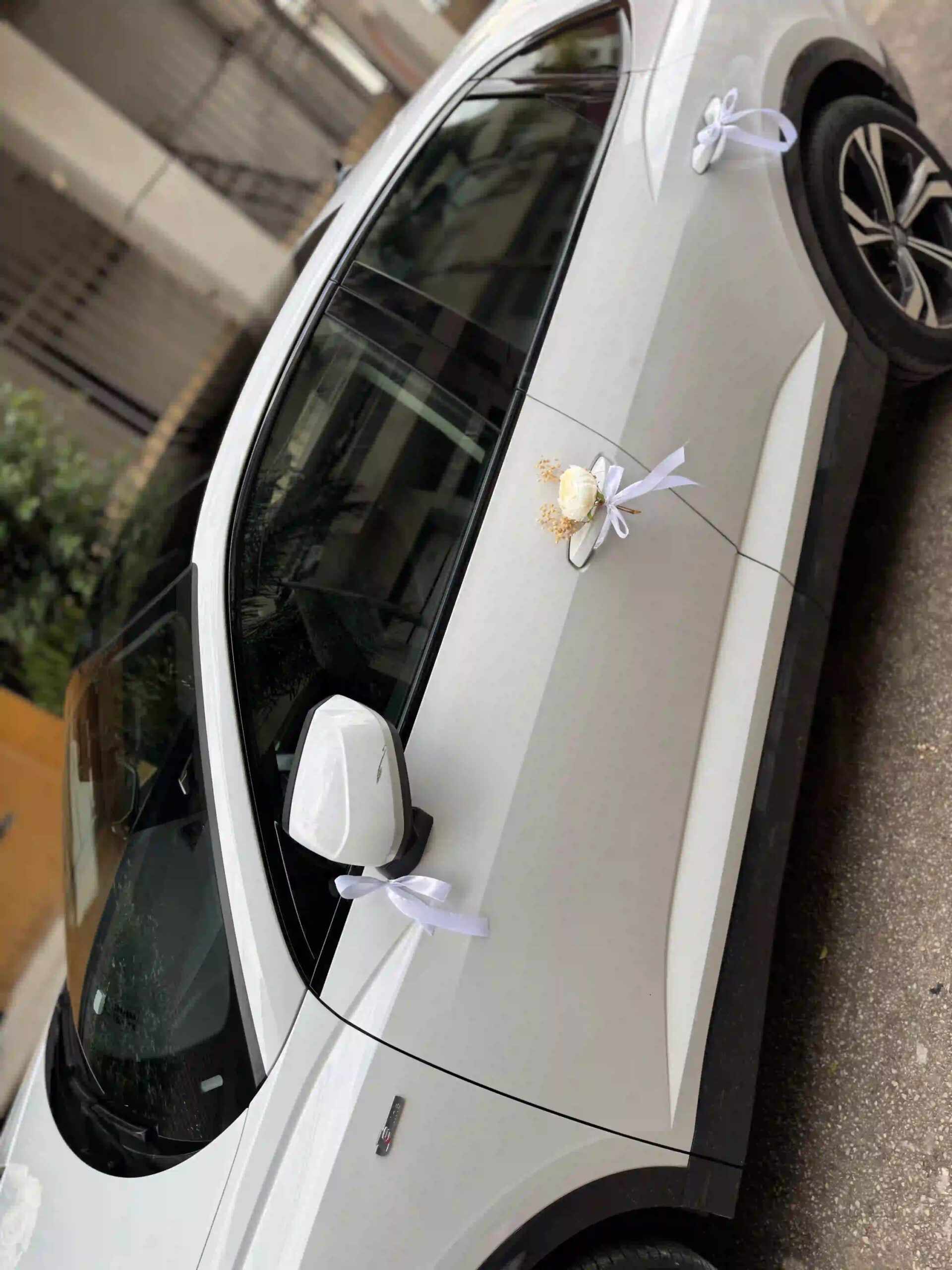 Décoration Florale pour Voiture de Mariage de Luxe - Pack Élégance Blanche