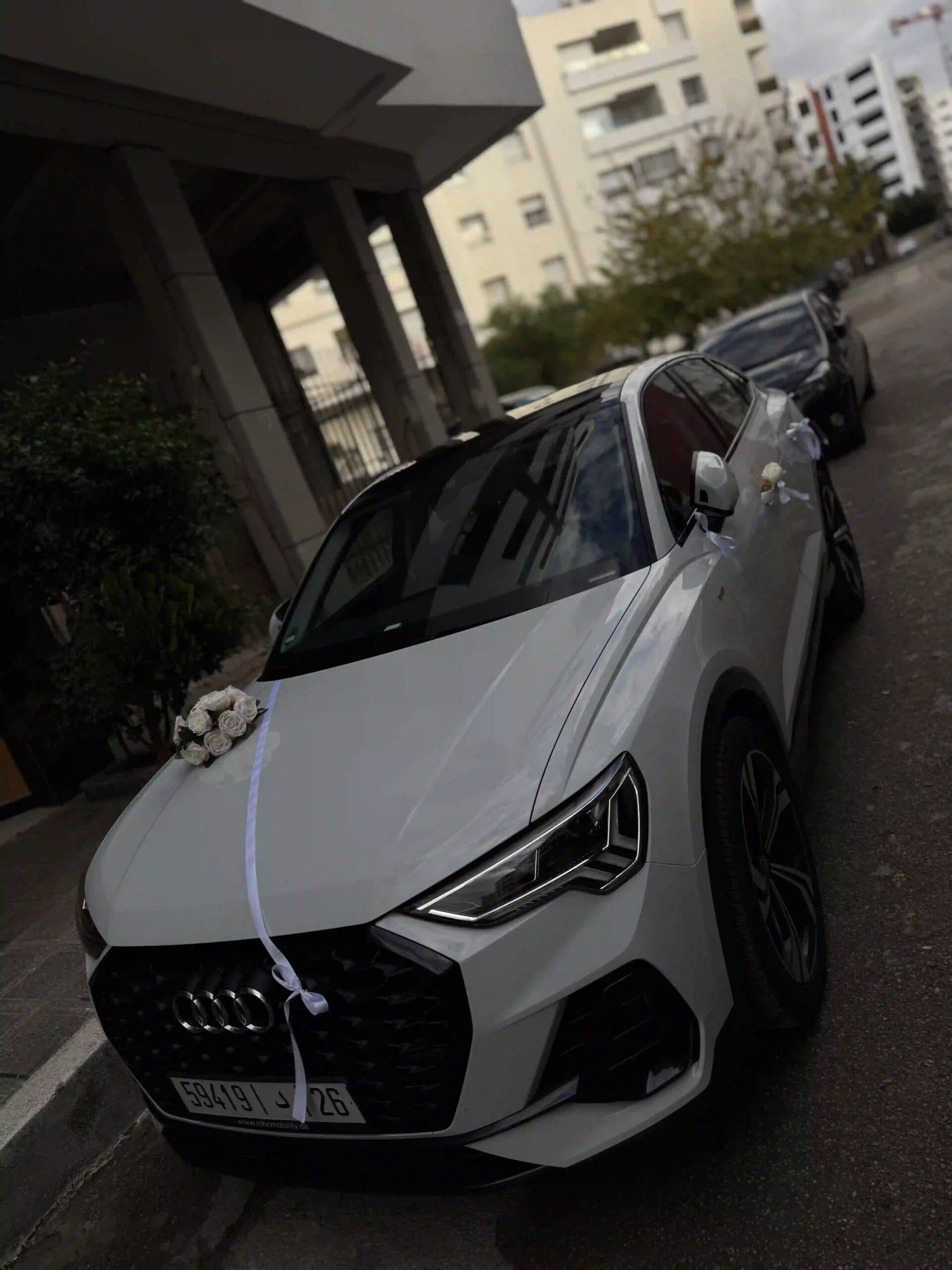 Décoration Florale pour Voiture de Mariage de Luxe - Pack Élégance Blanche