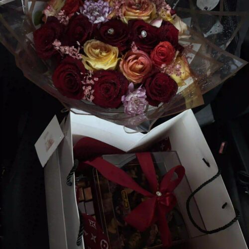 Pack Félicitation & Prestige – Bouquet de Roses et Coffret Gourmand