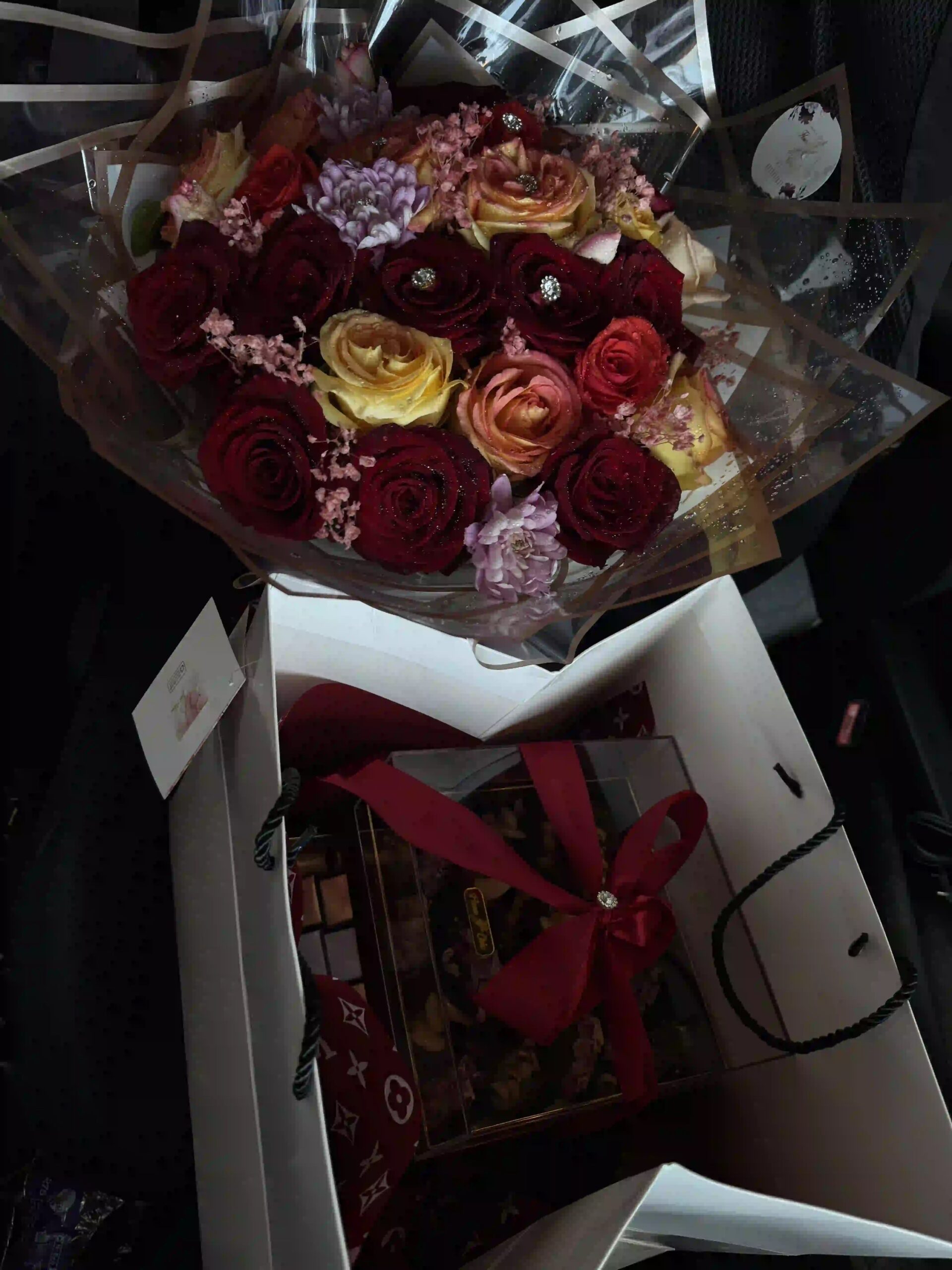 fleuriste-fes-51 Pack Félicitation & Prestige – Bouquet de Roses et Coffret Gourmand