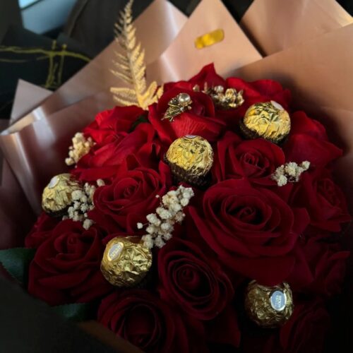Fleur Éternelle Parfumée avec Ferrero Rocher – Bouquet de Roses Rouges – Livraison Maroc