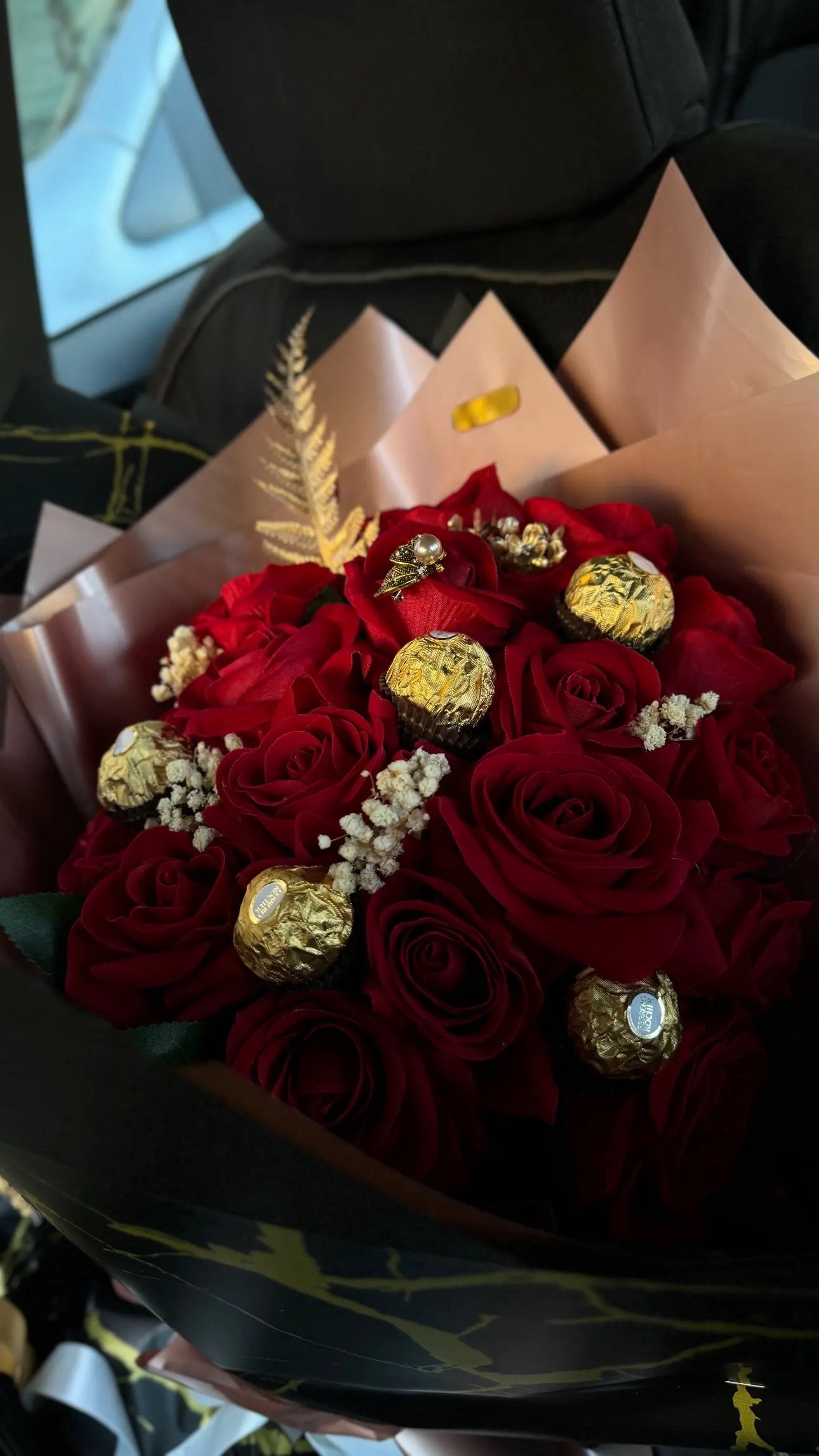 Fleur Éternelle Parfumée avec Ferrero Rocher – Bouquet de Roses Rouges – Livraison Maroc
