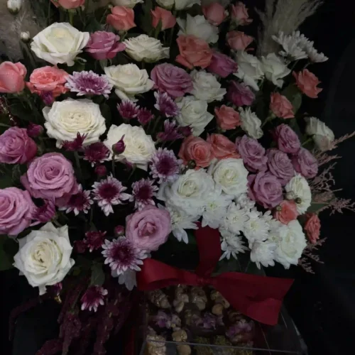 Bouquet luxueux de roses et fleurs variées