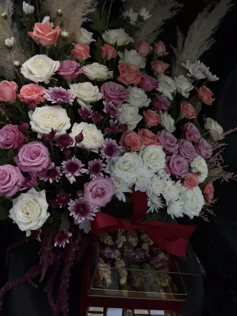 Bouquet luxueux de roses et fleurs variées