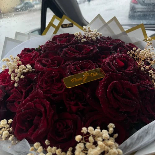 Bouquet de roses rouges avec fleurs séchées