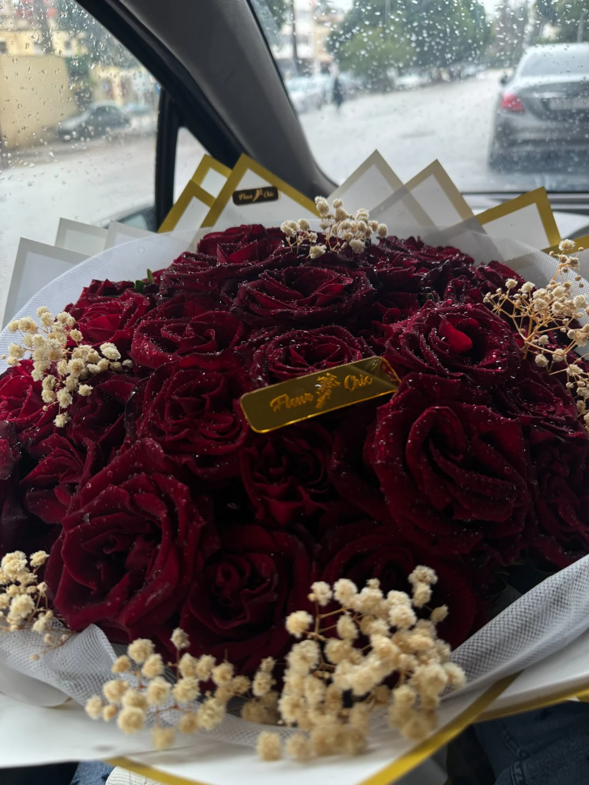 Bouquet de roses rouges avec fleurs séchées