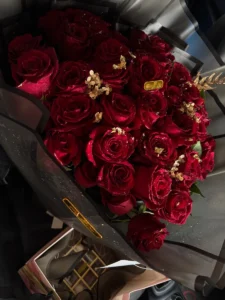 Bouquet de roses rouges premium avec touches dorées