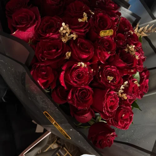 Bouquet de roses rouges premium avec touches dorées