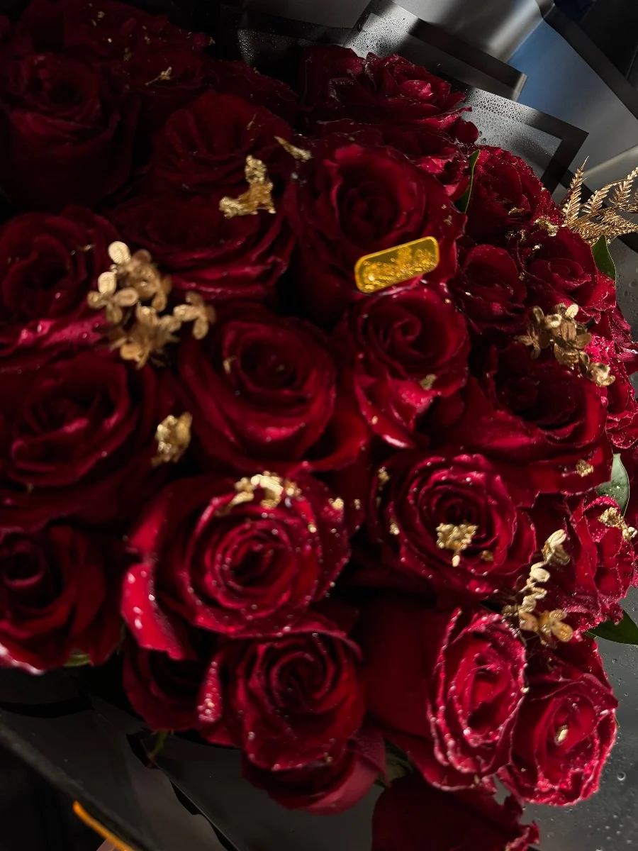 Bouquet de roses rouges premium avec touches dorées Bouquet de roses rouges premium avec touches dorées