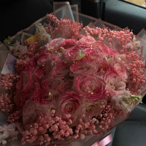 Bouquet de roses premium roses et blanches avec touches dorées