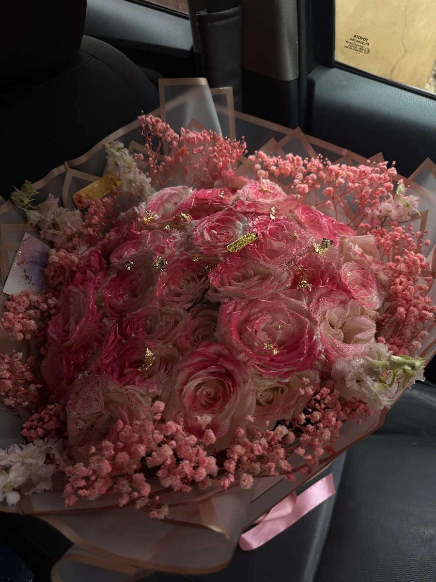 Bouquet de roses premium roses et blanches avec touches dorées