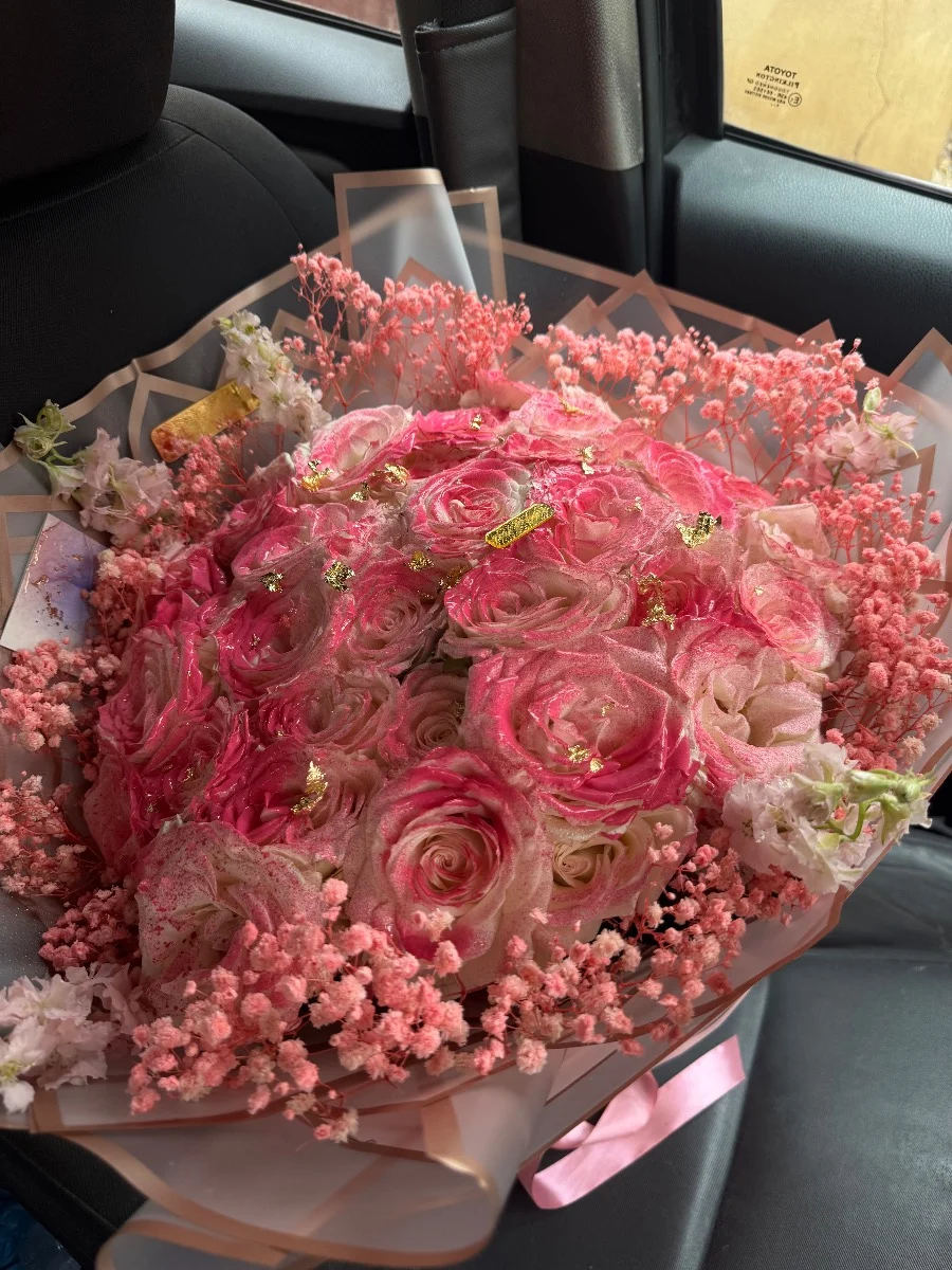 Bouquet de roses premium roses et blanches avec touches dorées