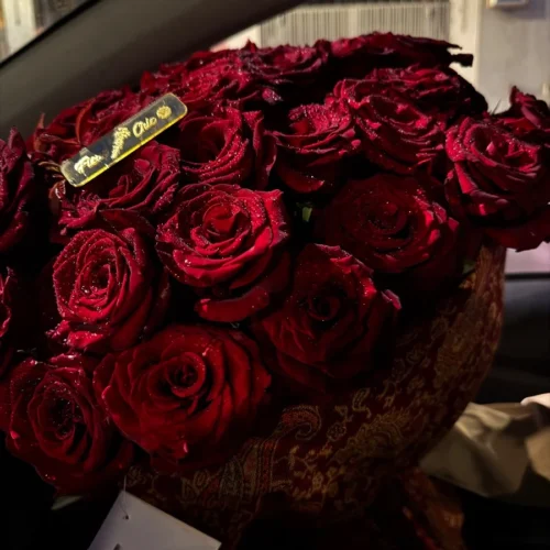 Bouquet de roses rouges premium dans un élégant emballage