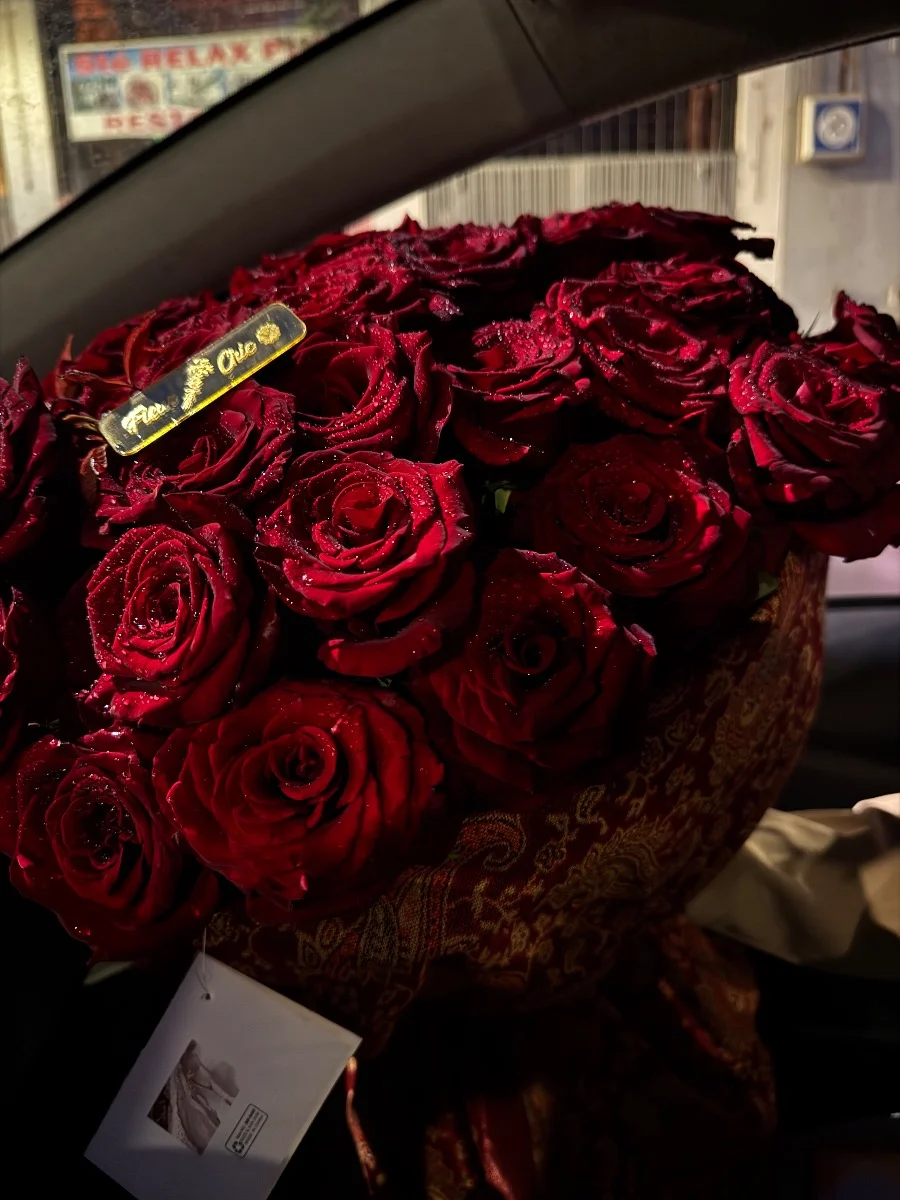 Bouquet de roses rouges premium dans un élégant emballage