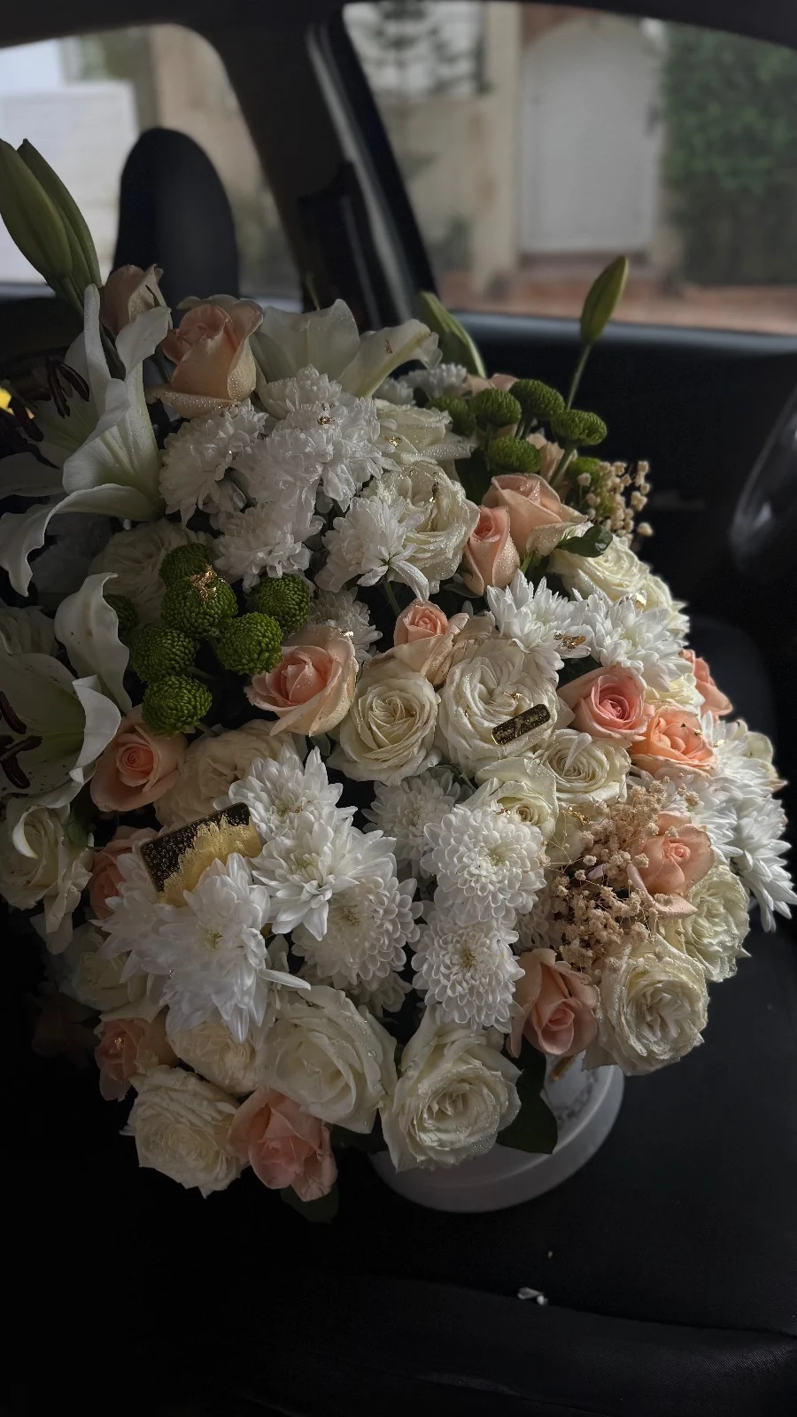 Bouquet Élégant de Roses et Fleurs Blanches Bouquet Élégant de Roses et Fleurs Blanches