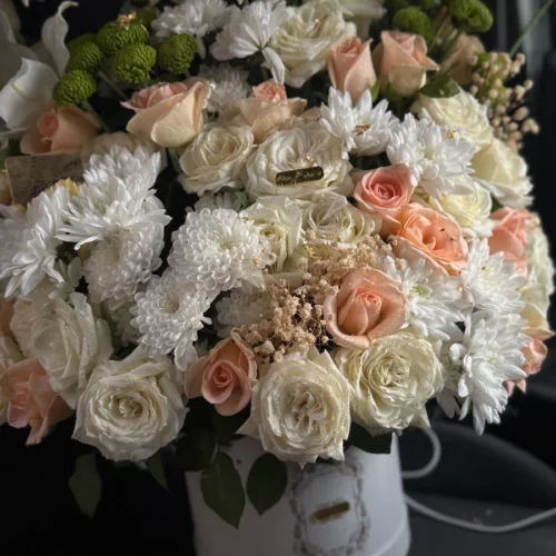 Bouquet de roses et fleurs blanches dans un vase
