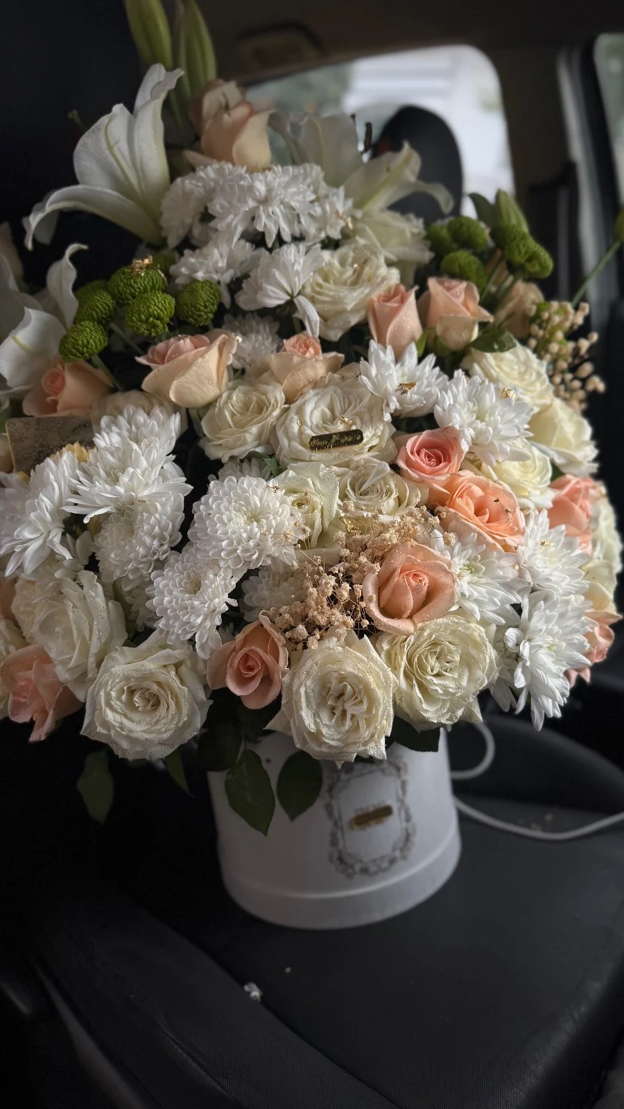 Bouquet de roses et fleurs blanches dans un vase Bouquet de roses et fleurs blanches dans un vase