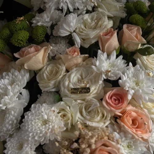 Composition florale élégante avec des roses et des chrysanthèmes