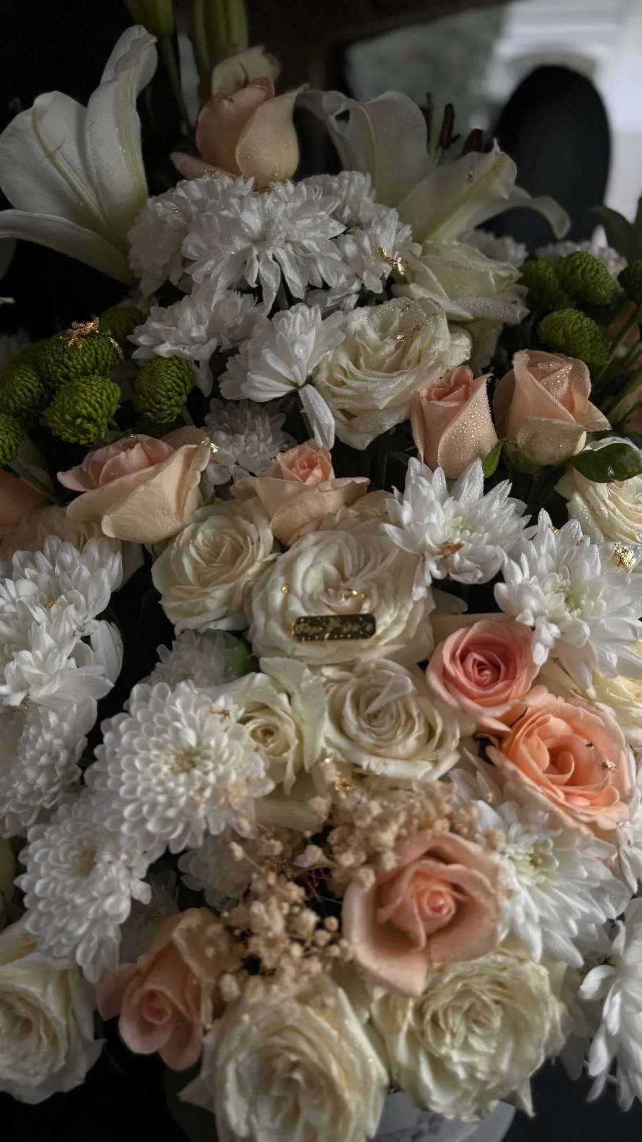Composition florale élégante avec des roses et des chrysanthèmes Composition florale élégante avec des roses et des chrysanthèmes