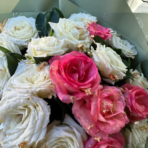 Bouquet élégant de roses blanches et roses fraîches