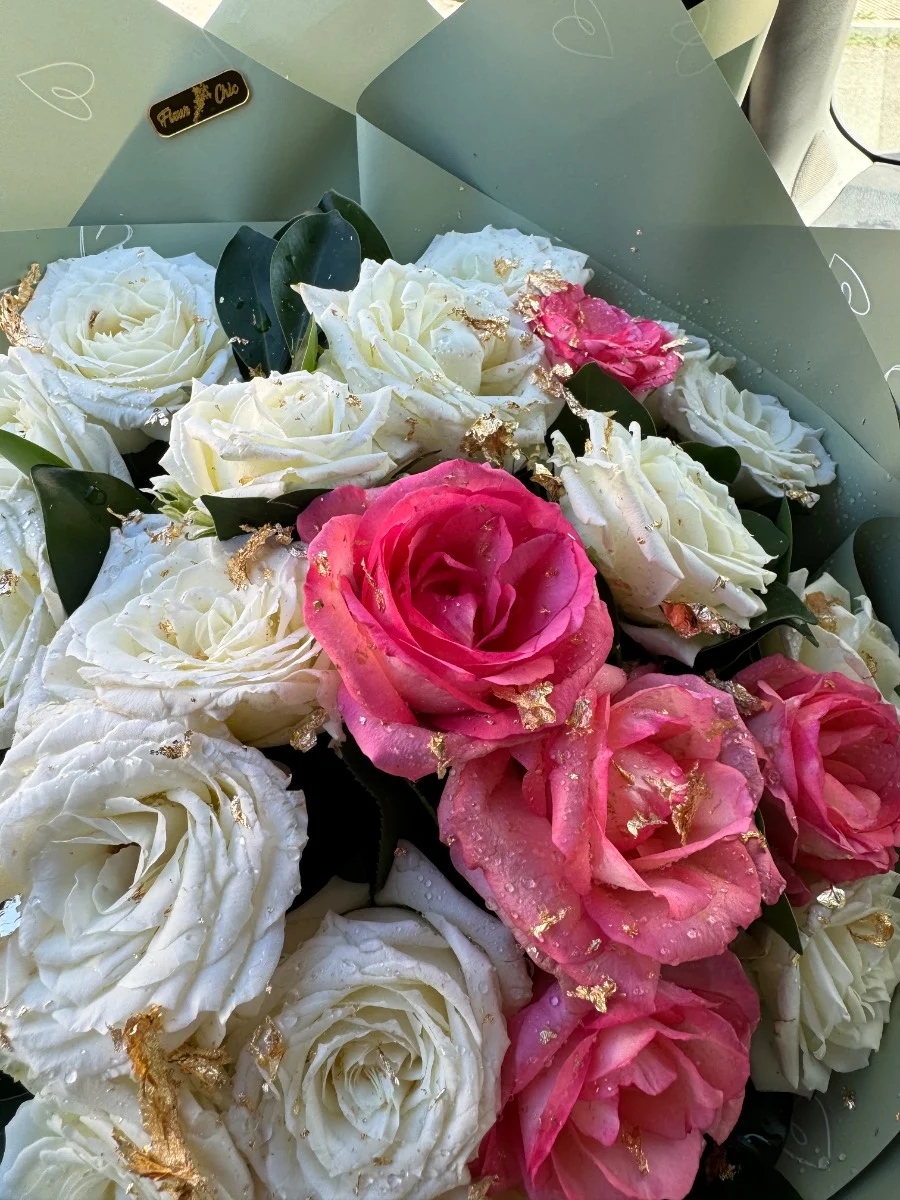 Bouquet élégant de roses blanches et roses fraîches