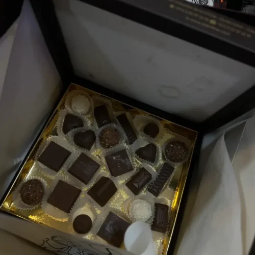 Coffret de chocolats assortis dans une boîte élégante avec bouchées variées