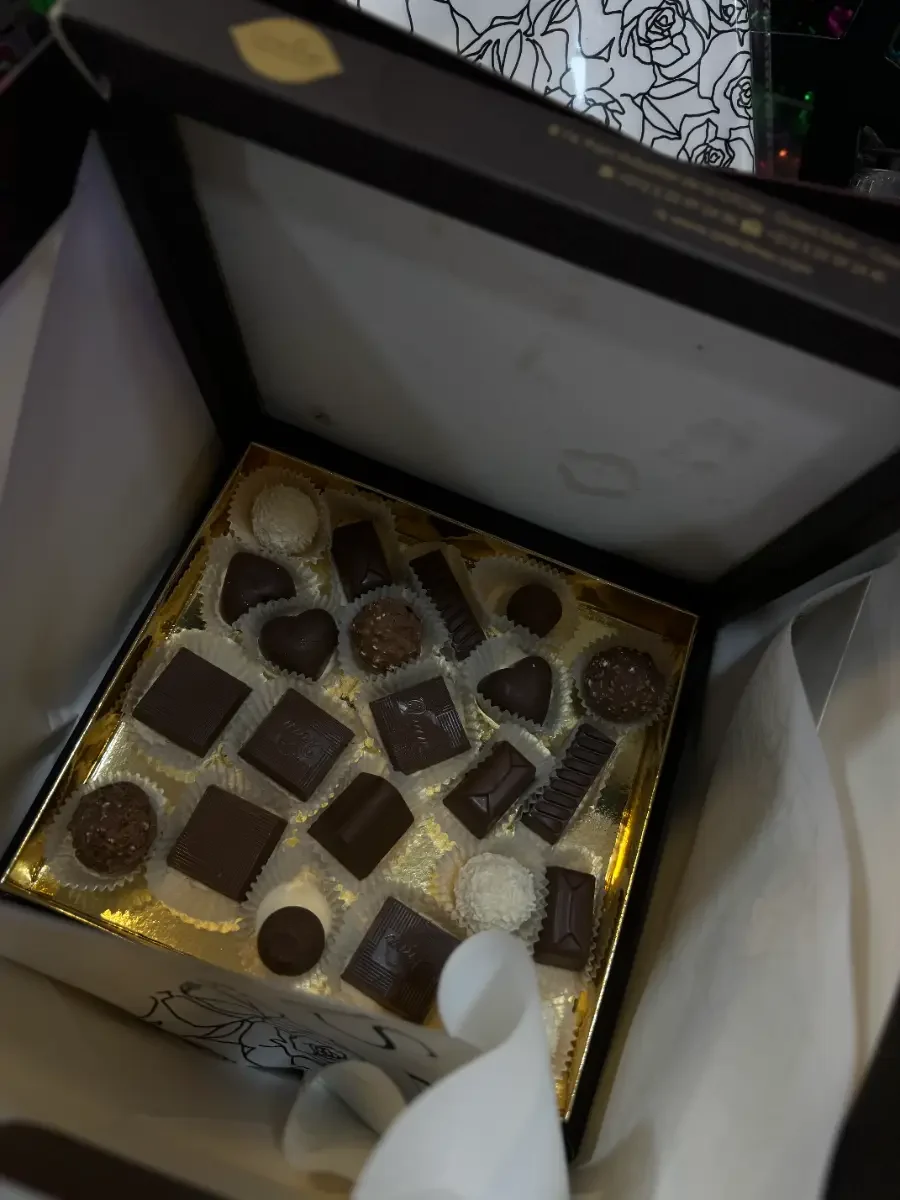 Coffret de chocolats assortis dans une boîte élégante avec bouchées variées
