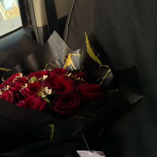 Bouquet de roses rouges premium avec touches dorées élégantes
