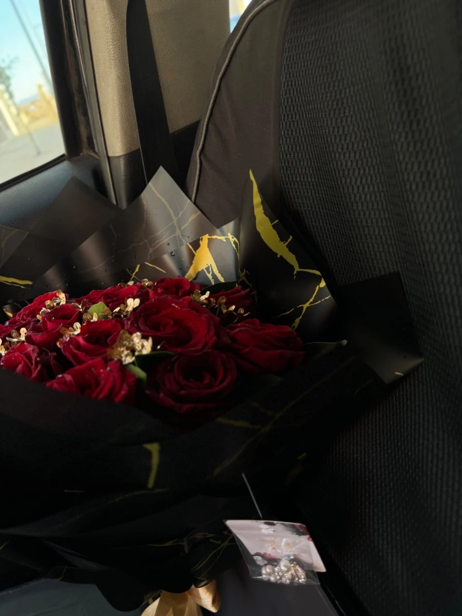 Bouquet de roses rouges premium avec touches dorées élégantes