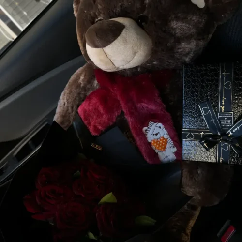Bouquet de roses rouges avec ours en peluche et boîte de chocolats