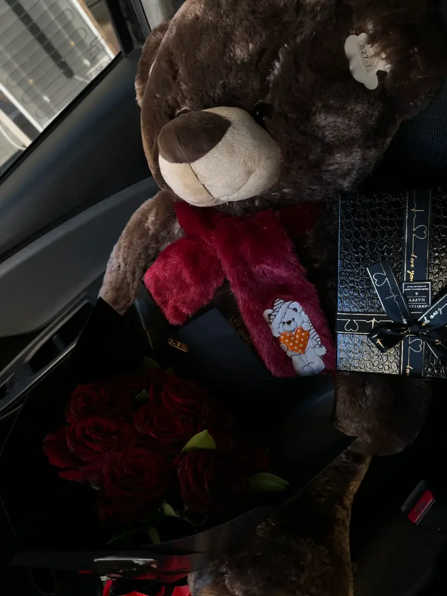Bouquet de roses rouges avec ours en peluche et boîte de chocolats