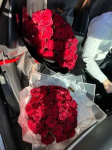 Bouquet de roses rouges luxueuses dans un véhicule