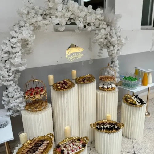 Buffet de Luxe à Fès – Décoration Florale et Présentoirs Élégants