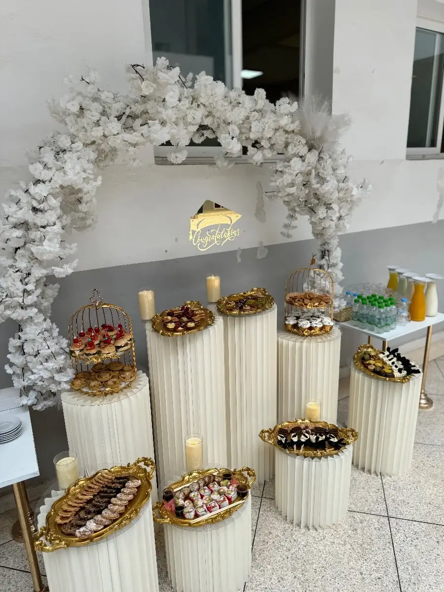 Buffet de Luxe à Fès – Décoration Florale et Présentoirs Élégants Buffet de Luxe à Fès – Décoration Florale et Présentoirs Élégants