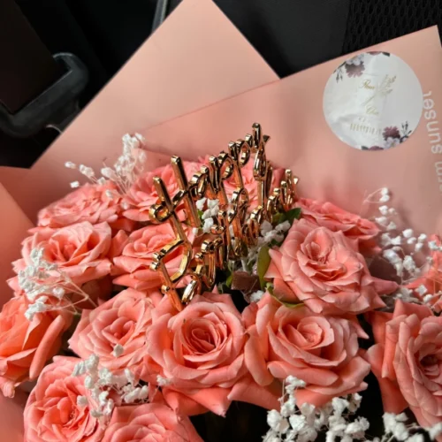 fleuriste Fès bouquet de roses pêche avec message Happy Birthday et gypsophile