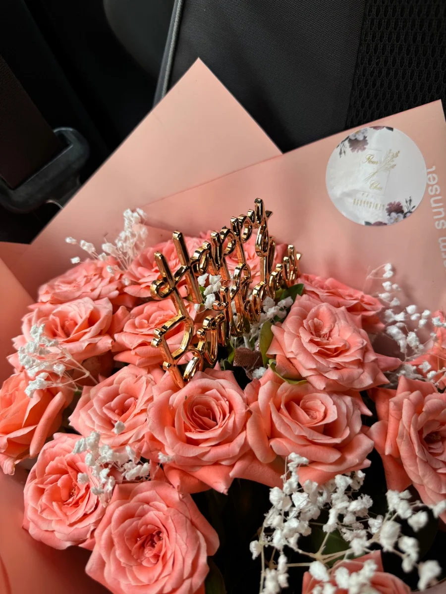 fleuriste Fès bouquet de roses pêche avec message Happy Birthday et gypsophile