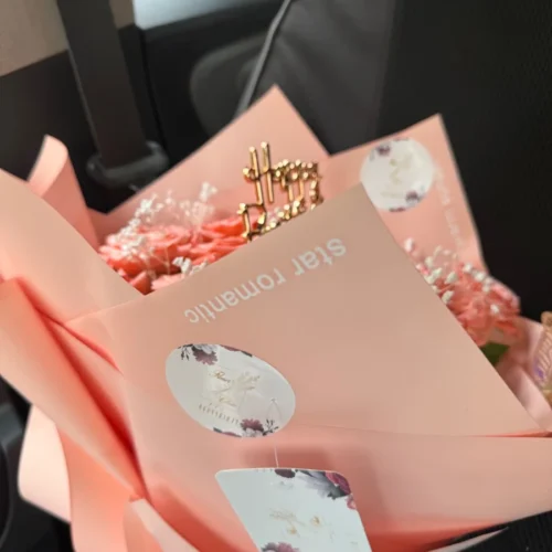 Bouquet roses pêche avec message Happy Birthday – fleuriste Fès