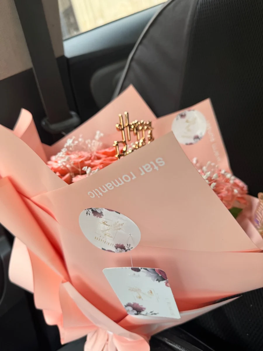 Bouquet roses pêche avec message Happy Birthday – fleuriste Fès