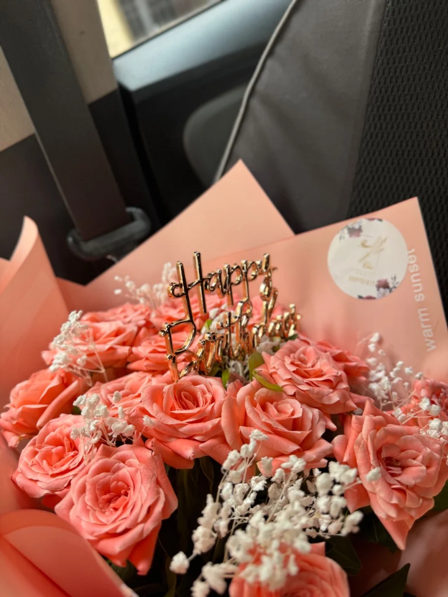 Bouquet roses pêche avec message Happy Birthday – fleuriste Fès